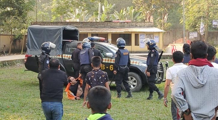 গোপালগঞ্জ-১ আসনে দুই প্রার্থীর সমর্থকদের মধ্যে ধাওয়া পাল্টা ধাওয়া